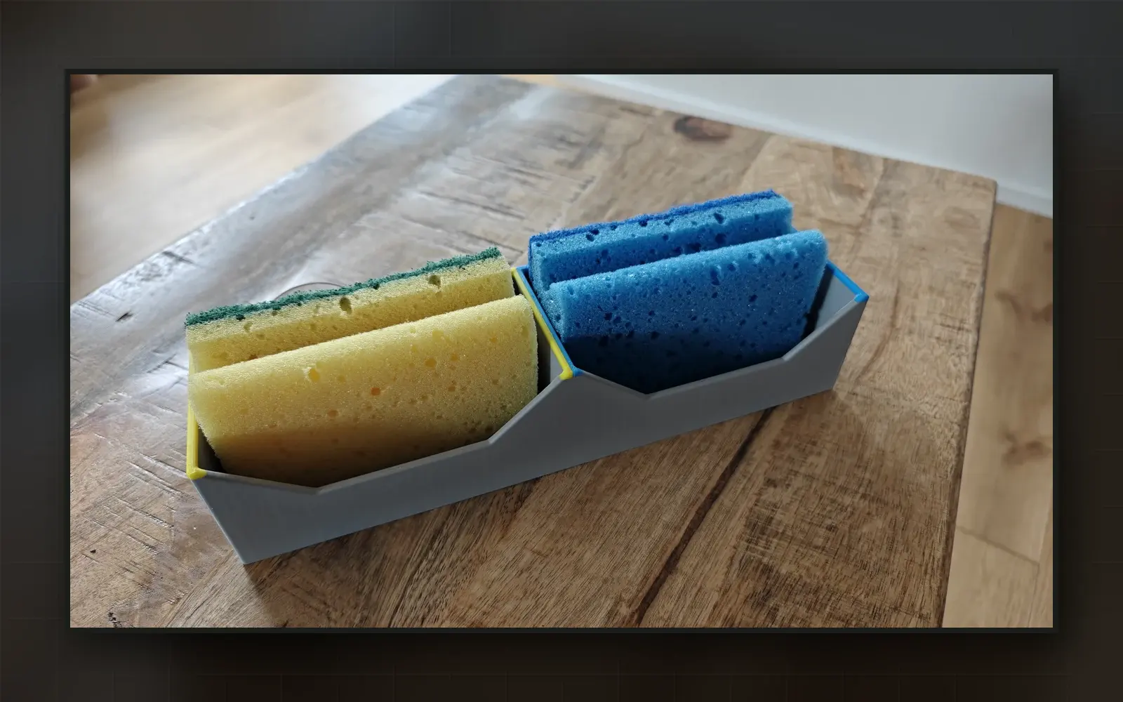 Schwammhalter Duo mit gelben und blauen Küchenschwämmen